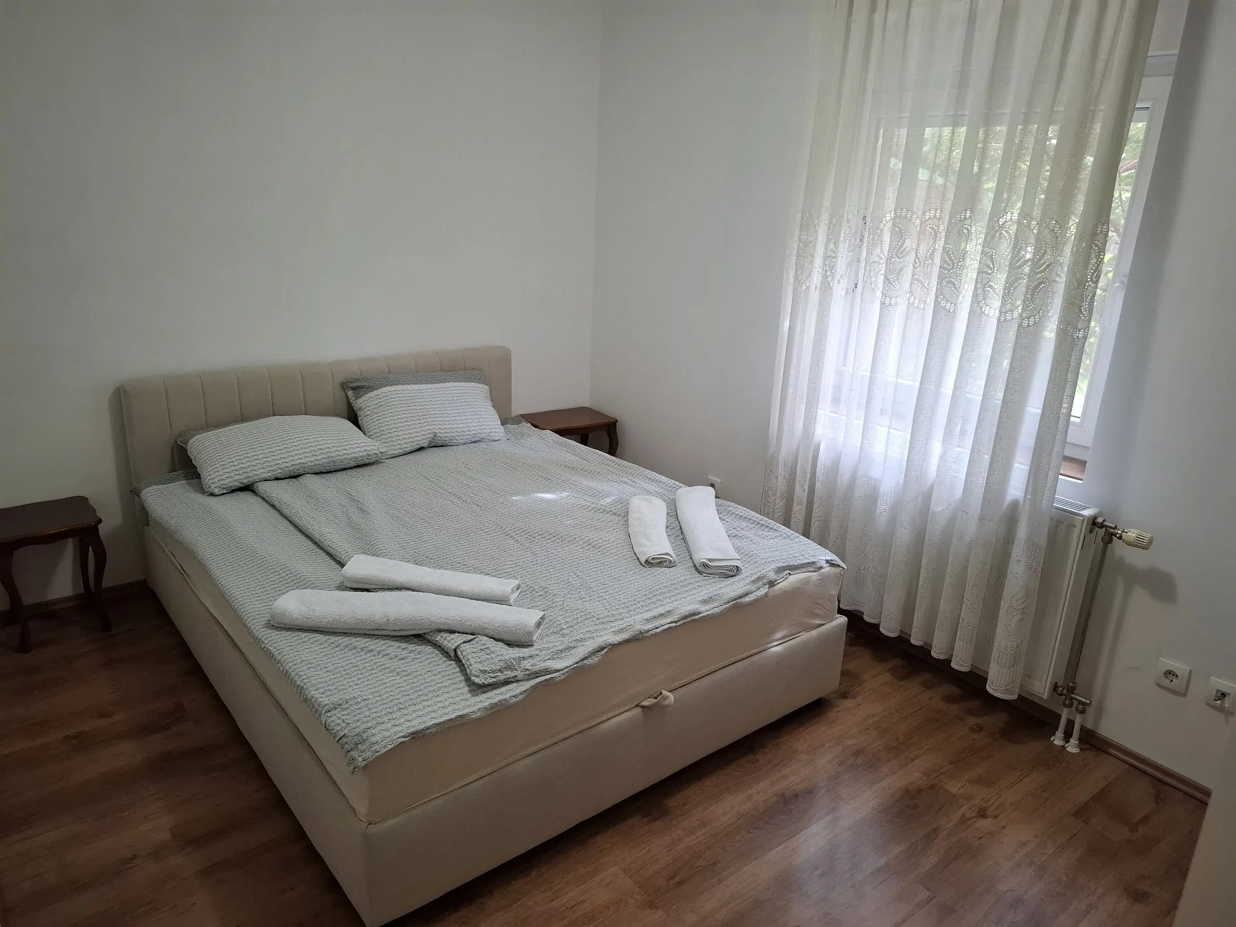 Spavaća soba sa bračnim krevetom